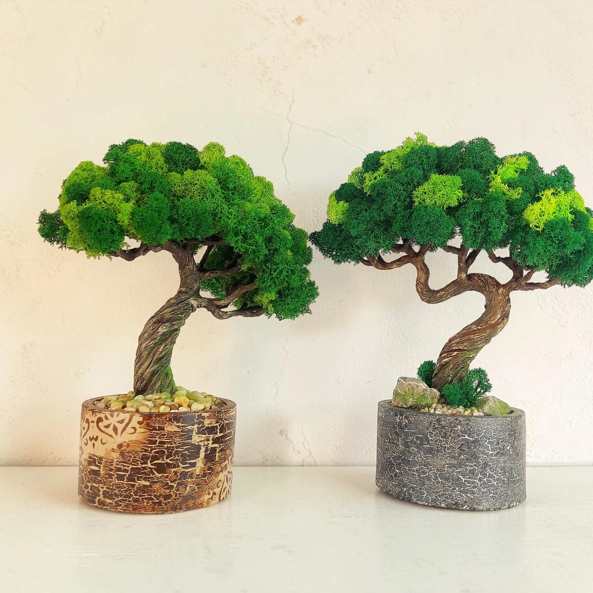 Stabilizovaný bonsai z machu v zlatohnedom krakelovanom kvetináči
